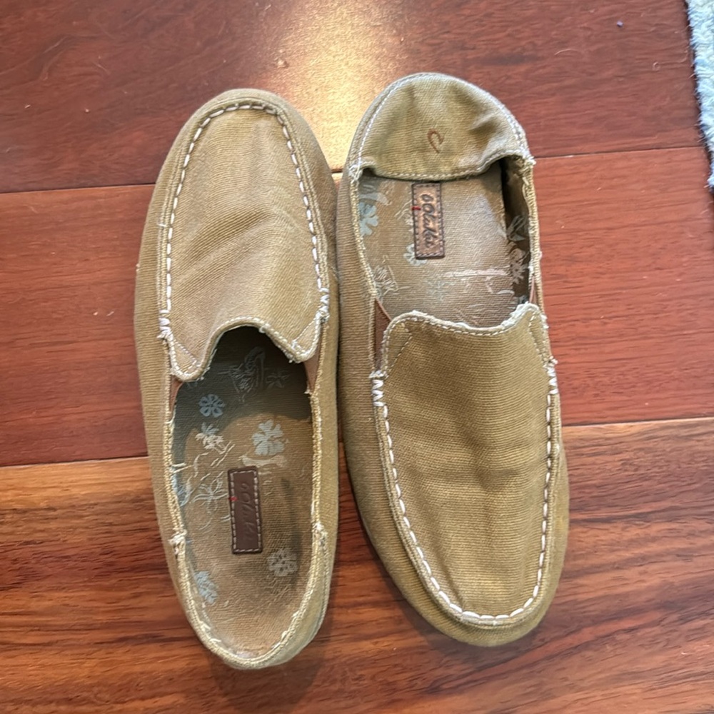 Olukai slippers in great condition